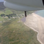 De kust vanuit de lucht vanuit het 9-persoons vliegtuigje