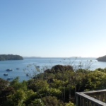 Uitzicht over de baai vanaf veranda van ons huisje