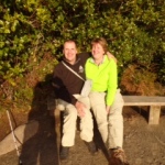 Brigit en Leo op uitzichtpunt in avondzon