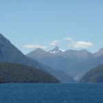 Prachtige bergen gezien vanaf het water met een beetje sneeuw op de top