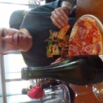 Leo aan heerlijke glutenvrije pizza