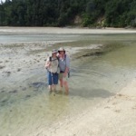 Tot de knie in het water tussen de zandbanken