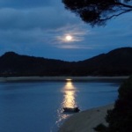 Maan schijnt mooi op water