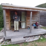 Leo op de veranda van de cabin