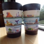 Koffiebekers met afdruk 3 NZ-treintrajecten als souvenir
